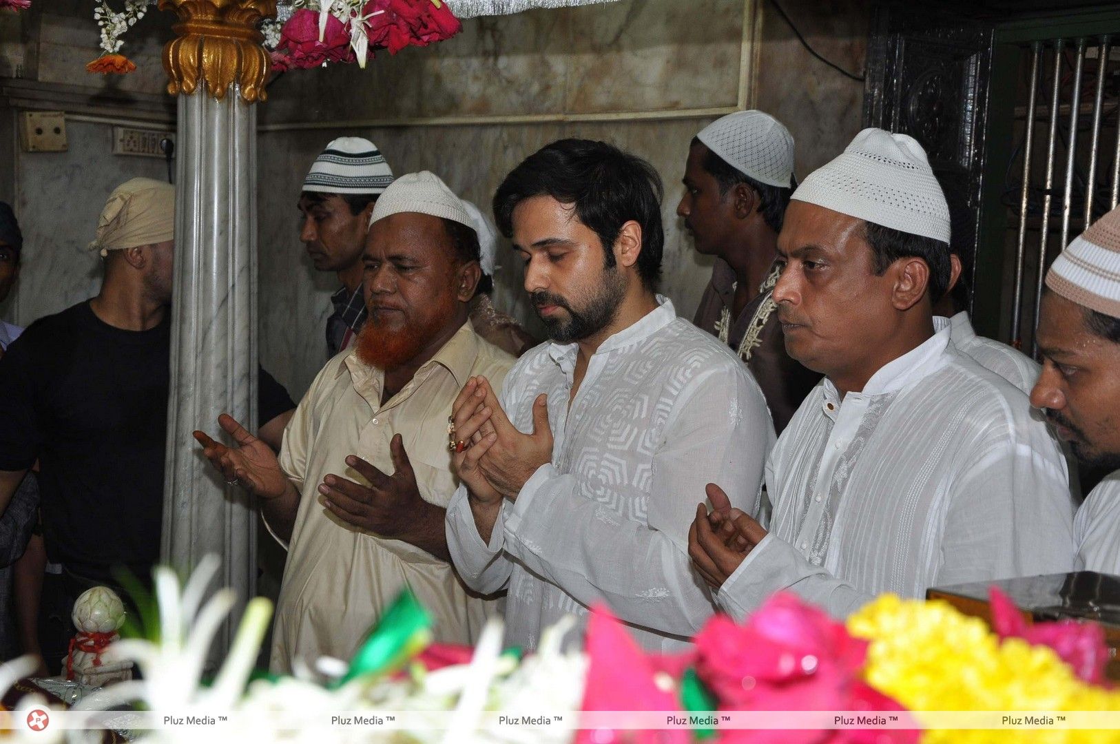 Emraan Hashmi - Emran Hashmi visits Mahim Durga on the occasion of Eid - Stills | Picture 256889