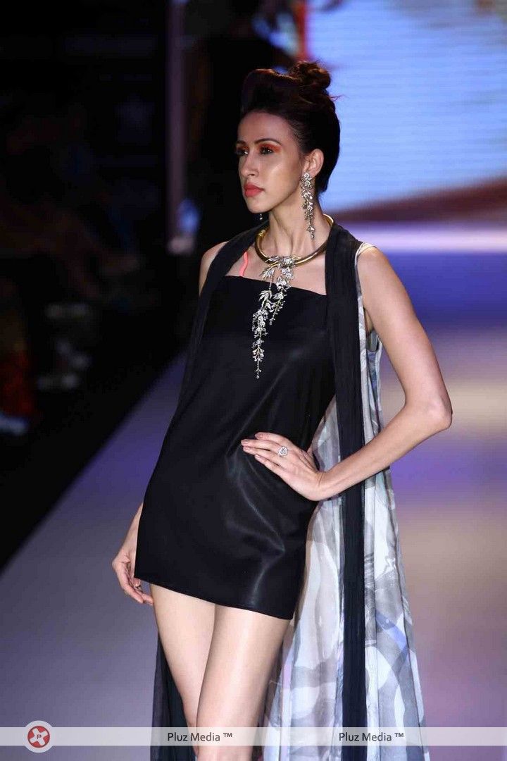 Model walked the ramp at the India International Jewellery Week 2012 on day 3 - Photos | Picture 257967