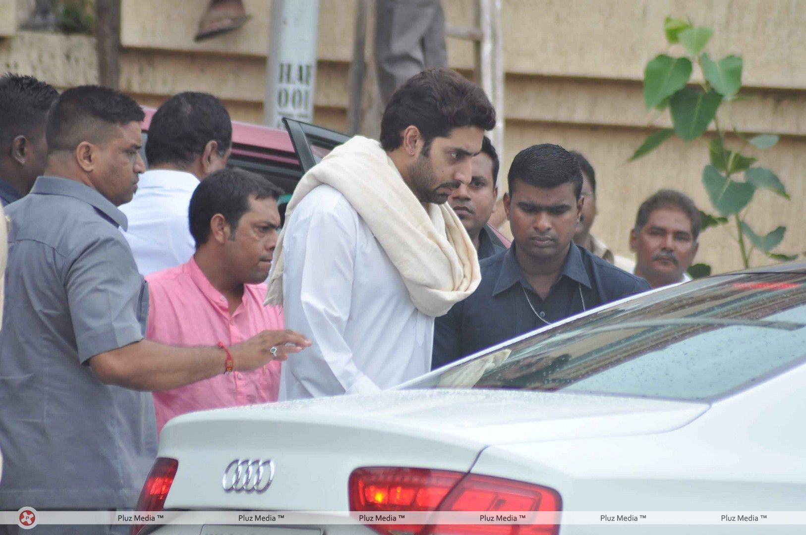 Abhishek Bachchan - Stars visited Aashirwad to mourn Rajesh Khanna - Stills | Picture 232170