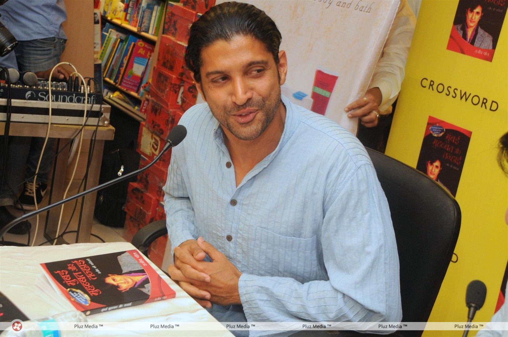 Farhan Akhtar - Success of Mumbai Mohabbat aur Tanhai book - Stills | Picture 233466