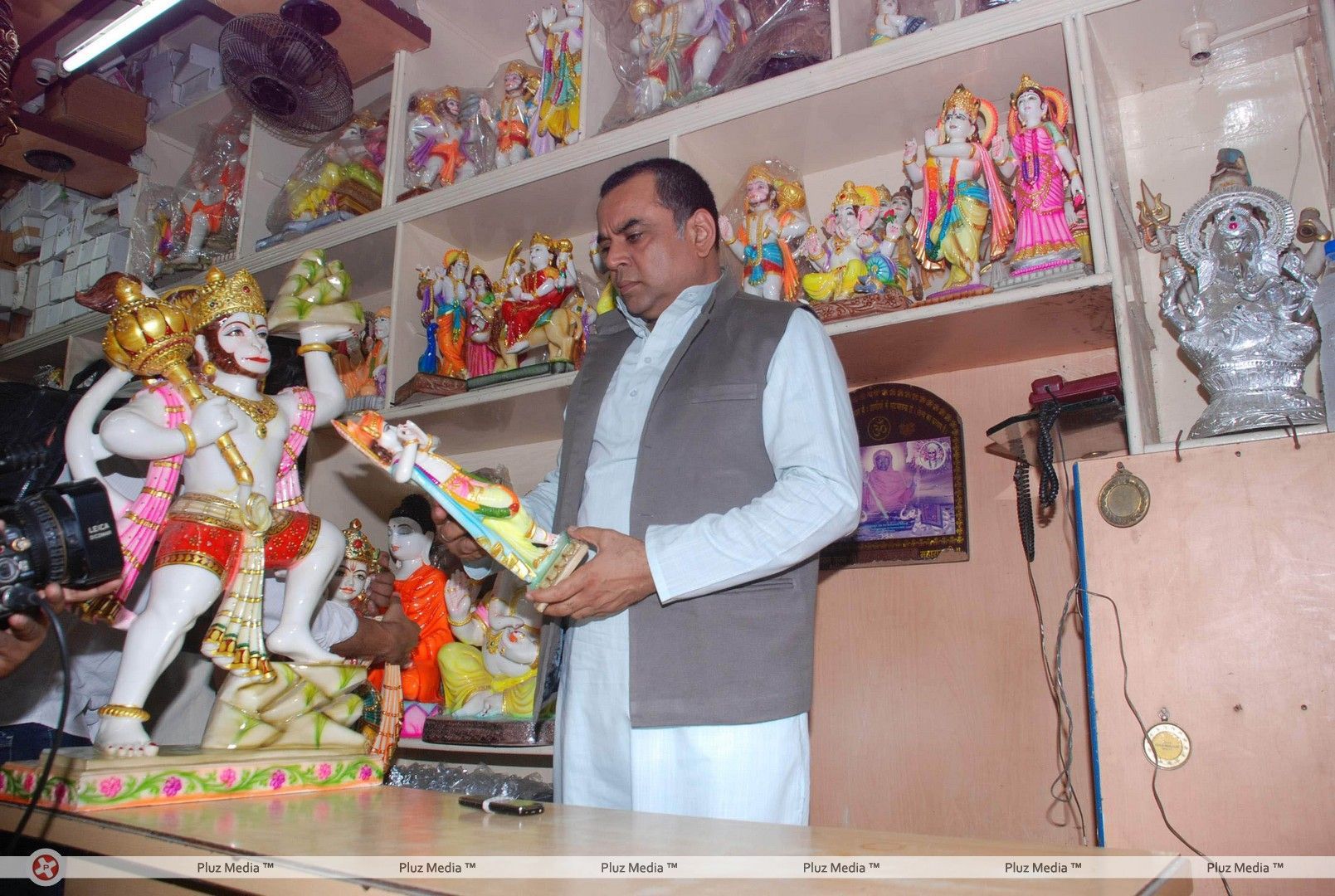 Paresh Rawal - Paresh Rawal Sells Ganesh Idols to Promote OMG - Photos | Picture 270240