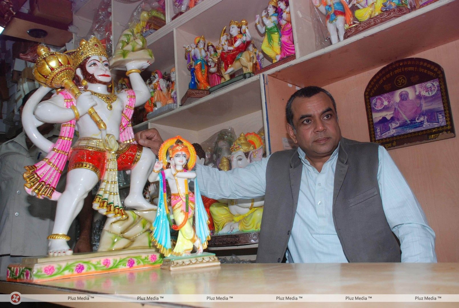 Paresh Rawal - Paresh Rawal Sells Ganesh Idols to Promote OMG - Photos | Picture 270241