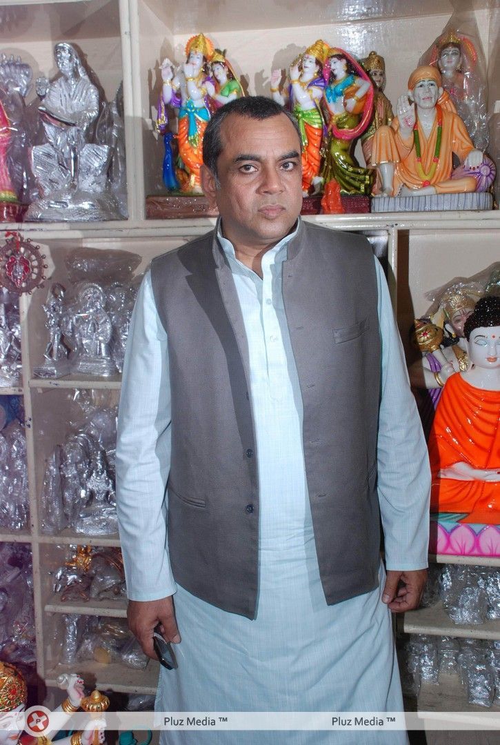 Paresh Rawal - Paresh Rawal Sells Ganesh Idols to Promote OMG - Photos | Picture 270242