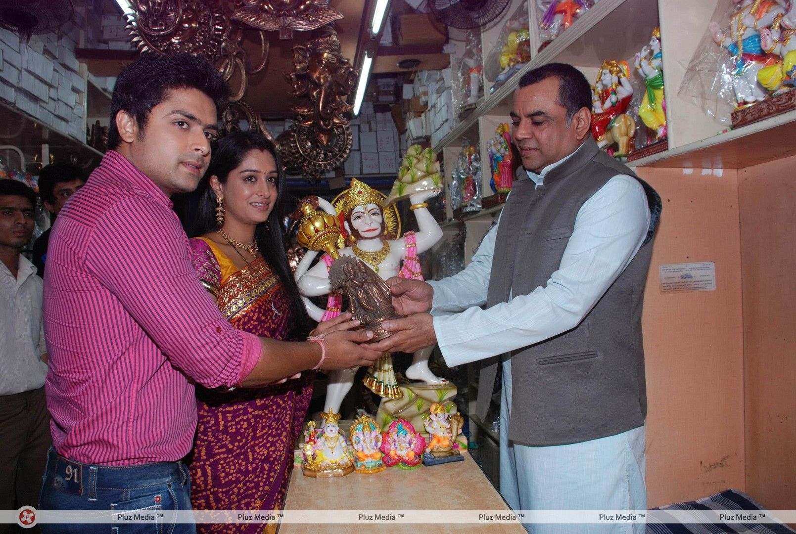 Paresh Rawal Sells Ganesh Idols to Promote OMG - Photos | Picture 270243