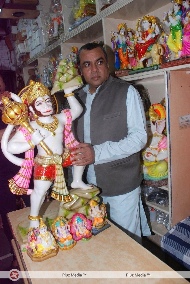 Paresh Rawal - Paresh Rawal Sells Ganesh Idols to Promote OMG - Photos | Picture 270244