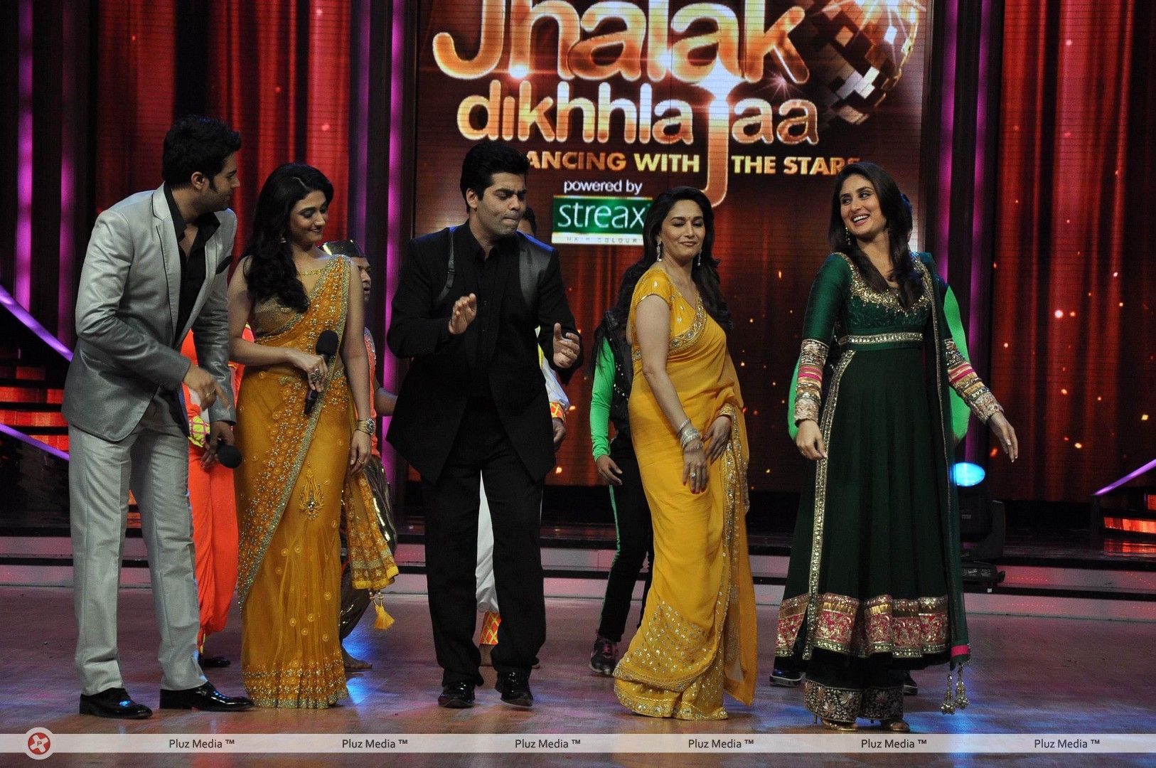 Kareena Kapoor promotes Heroine on the sets of Jhalak Dikhla Jaa - Photos | Picture 273382