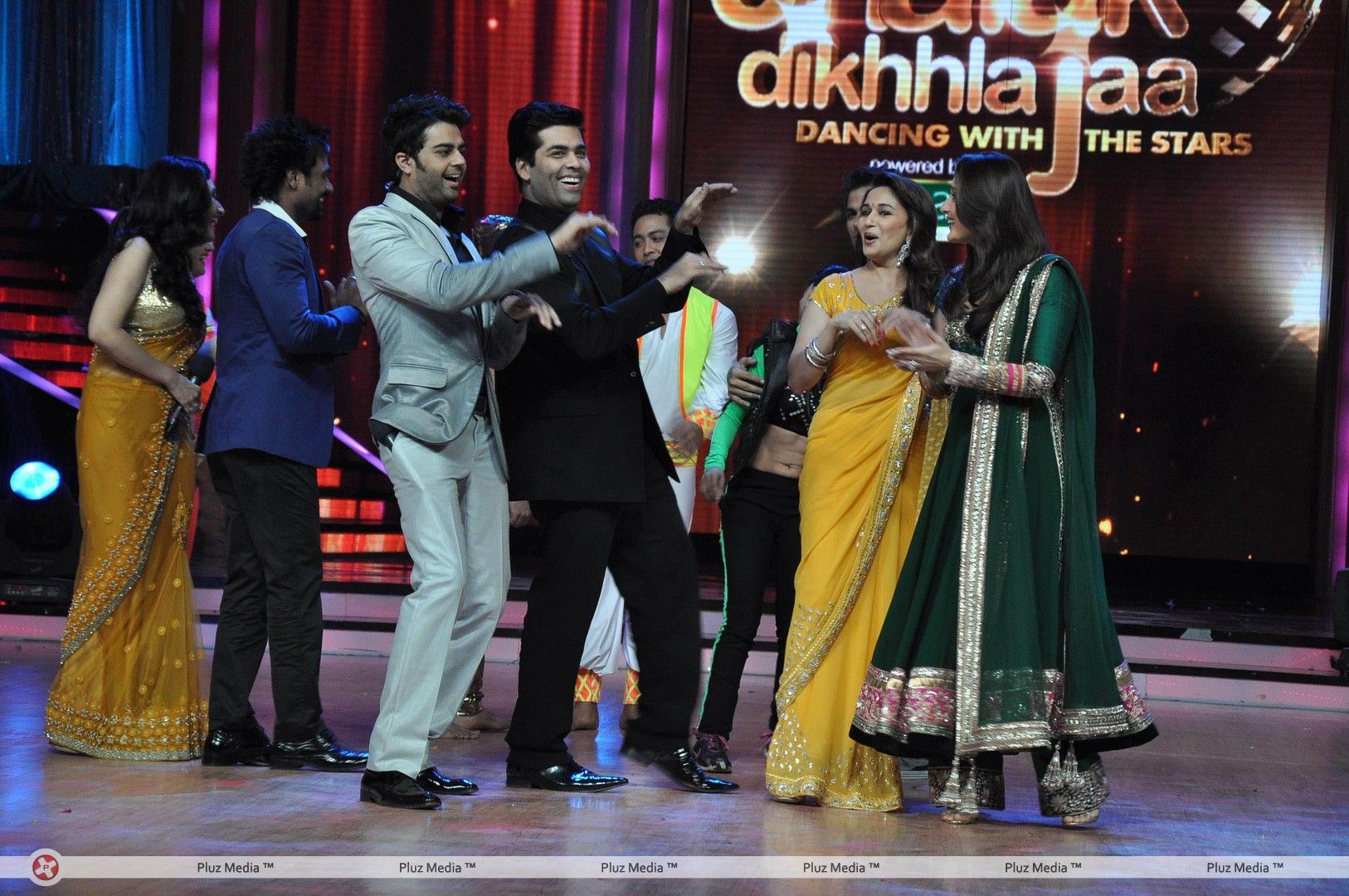 Kareena Kapoor promotes Heroine on the sets of Jhalak Dikhla Jaa - Photos | Picture 273385